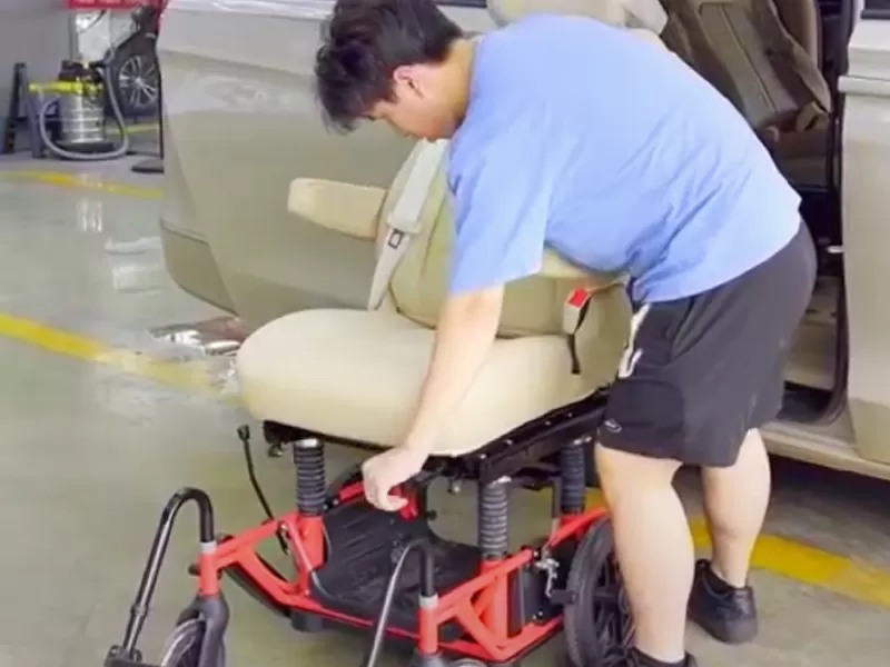 Questo Buick GL8 modificato con un sedile girevole nella fila centrale