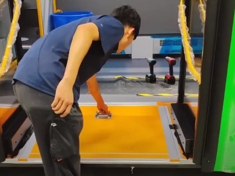 Questo Bus accessibile modificato con la rampa per sedia a rotelle manuale Xinder-Tech