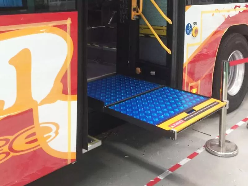 Caratteristiche dell'ascensore per sedia a rotelle per autobus Xinder-Tech