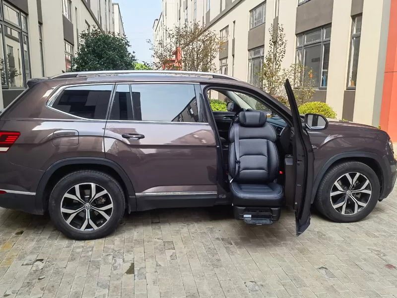 Come i sedili girevoli aiutano gli utenti della sedia a rotelle a viaggiare?