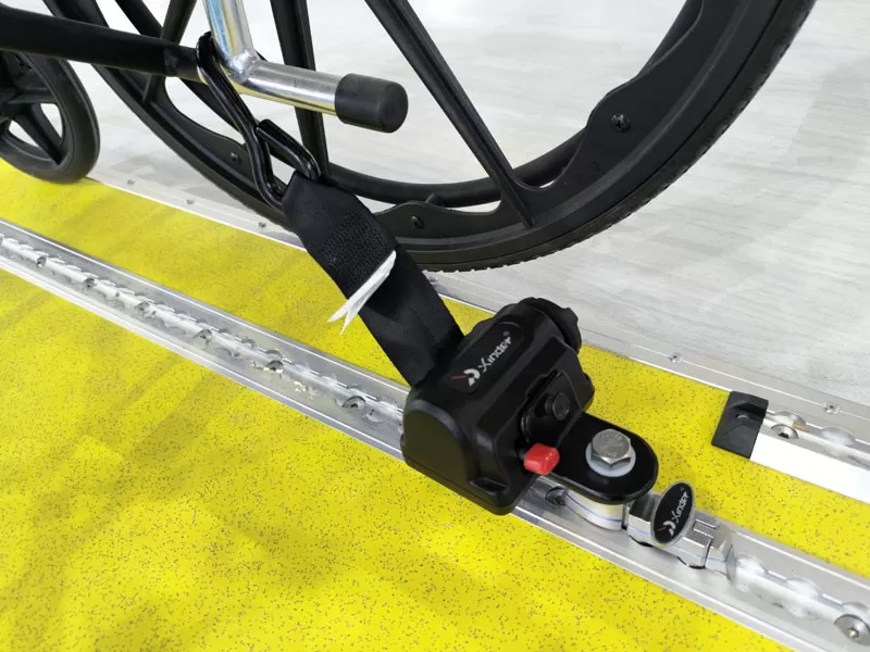 Quali sono le funzioni dei dispositivi di assistenza ai viaggi in sedia a rotelle?