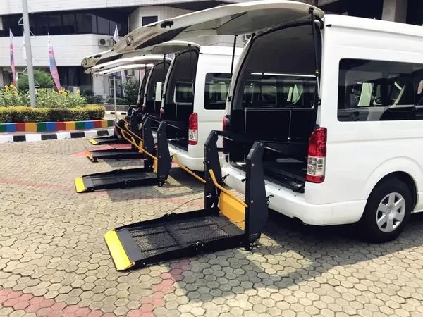 Dispositivo di sollevamento della sedia a rotelle e dispositivo di fissaggio della sedia a rotelle (3rd Asian Para Games)