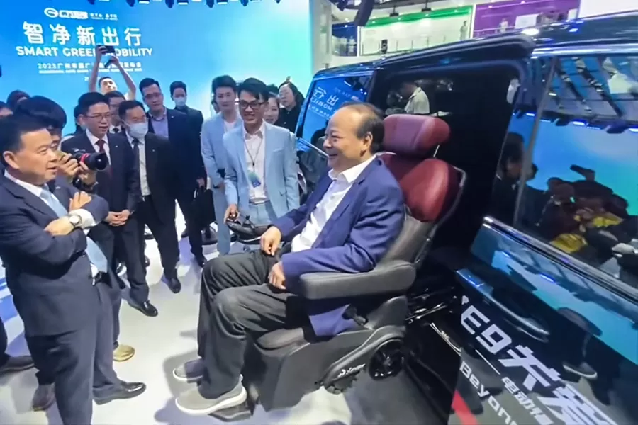 xindetechs-detachable-swivel-seat-debuts-at-guangzhou-auto-show-4.jpg